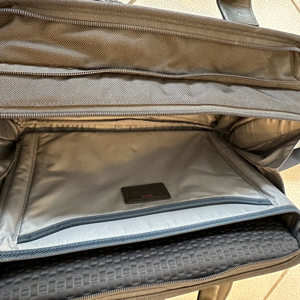 Tumi expandable black organizer laptop briefcase for men or women - Picture 6 of 10